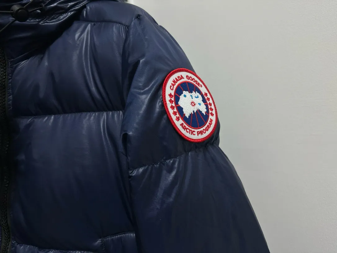 P780 [𝘾𝘼𝙉𝘼𝘿𝘼 𝙂𝙊𝙊𝙎𝙀] Canada Goose's limited new Crofton puff down jacket, top version, ceiling level Crofton soft loaf, 2024 latest style, cold protection effect up to level 4, using recycled Feather-Light tear-resistant fabric, ultra-light, no weight on the upper body at all! The unique black label highlights your temperament‼ ️ Canada Goose, a Canadian brand, has always been recognized as the warmest down jacket. Various Instagram celebrities, Internet celebrities, and celebrities often wear it for street photos. I make Canada Goose every year, but I still can't get rid of my love for it. No matter how cold the days are, there is no need to be afraid, because there is! Filled with 90% white duck down, it is the legendary warmest down jacket and is known as a must-have for Arctic outdoor sports! The most popular down jacket in the world, celebrities are rushing to buy it, it is a must-have!  Size: S~XXL